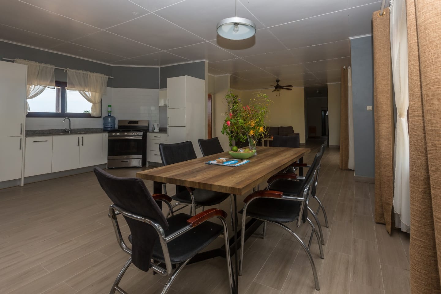 Woonkamer en eethoek van Villa Weltevreden