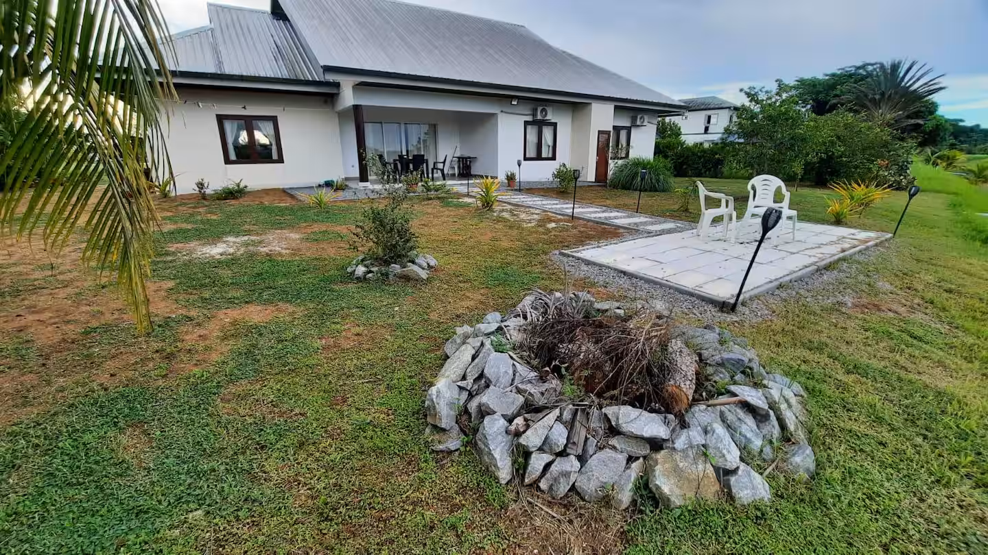 Ruime tuin rondom Villa Weltevreden
