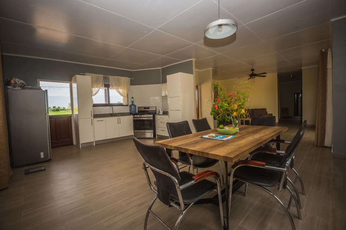 Woonkamer en eethoek van Villa Weltevreden