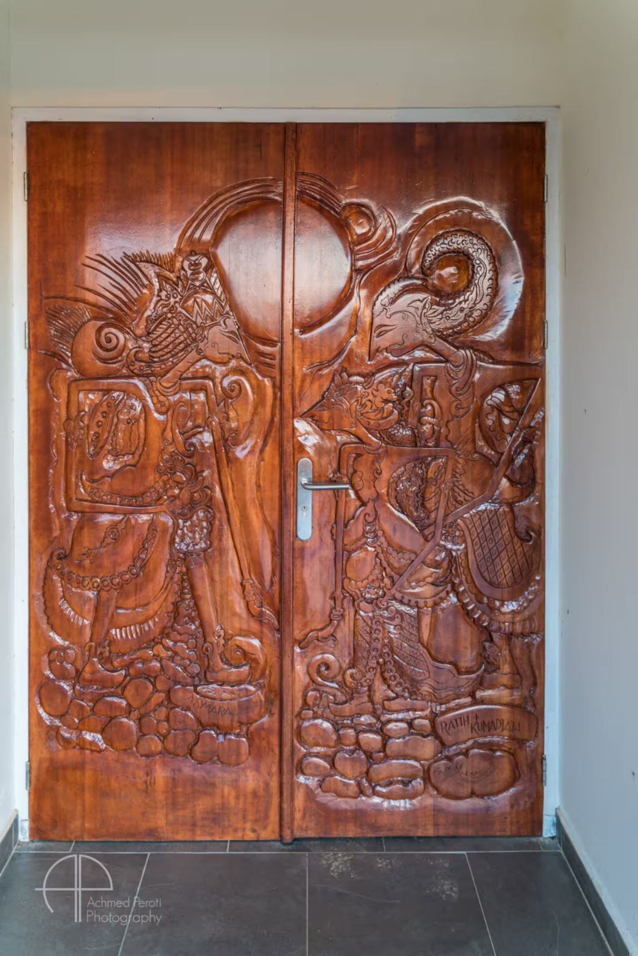 Handgesneden houten voordeur van Villa Weltevreden
