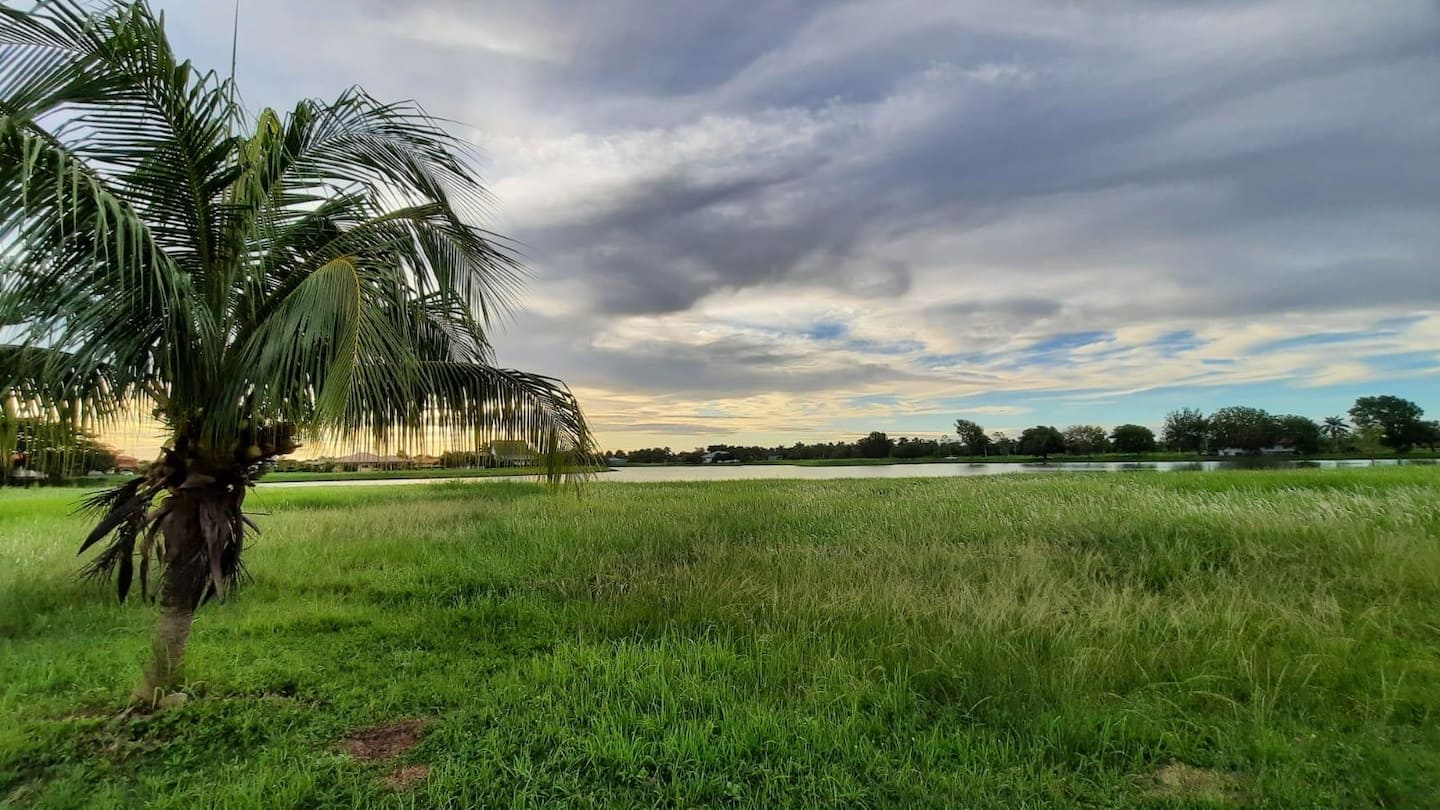 Ruime tuin rondom Villa Weltevreden